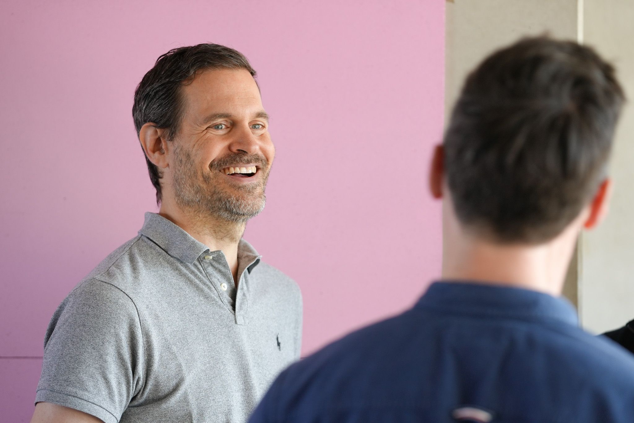 Benjamin Otto lachend vor zweiter Person