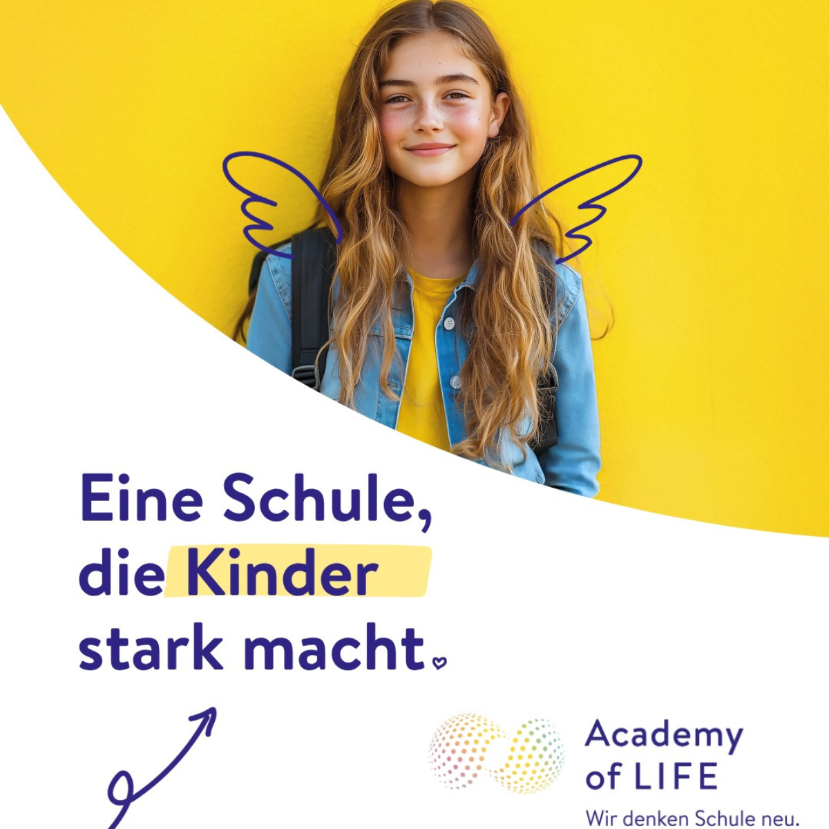 Lächelndes Mädchen mit langen Haaren, das eine Jeansjacke und einen Rucksack trägt, vor einem gelben Hintergrund mit gezeichneten Flügeln, neben einem deutschen Text über die Stärkung von Kindern in der Schule.